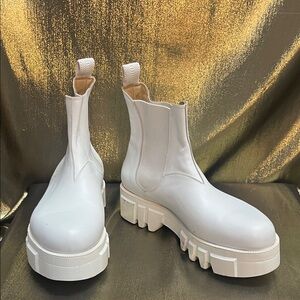 Elegant White Ankle Boots